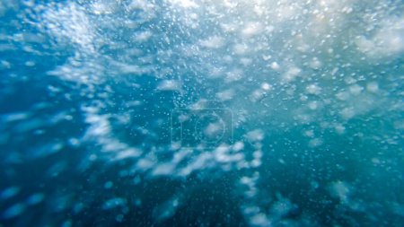 Foto de Corriente rápida del río con muchas burbujas de aire y vórtices disparados bajo el agua en agua azul clara. - Imagen libre de derechos