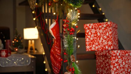 Téléchargez les photos : Résumé hors foyer dolly shot de décorations de Noël, des boules et des guirlandes dans la maison avec des escaliers en bois. Vacances d'hiver, fêtes et fêtes - en image libre de droit