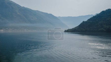 Foto de Vista de la bahía cubierta de niebla matutina. Bahía de Kotor, Montenegro. - Imagen libre de derechos