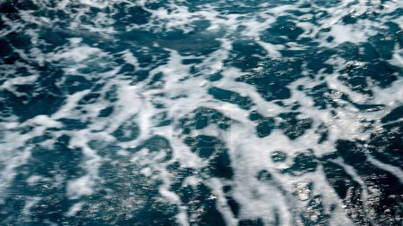 Foto de Las olas del mar rodando y moviéndose rápidamente más allá de la cámara en un día frío tormentoso en el océano. - Imagen libre de derechos