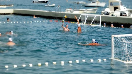 Foto de Julio de 2023, Kotor, Montenegro. Equipo masculino de polo acuático de cámara lenta que tiene torneo al aire libre en el mar. - Imagen libre de derechos