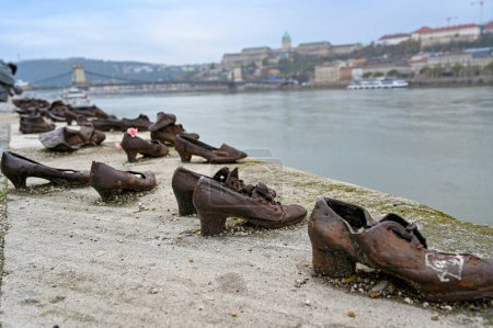 Téléchargez les photos : Budapest Hongrie, 24 novembre 2022 Chaussures sur le Mémorial de la rive du Danube en l'honneur des Juifs massacrés pendant la Seconde Guerre mondiale - en image libre de droit