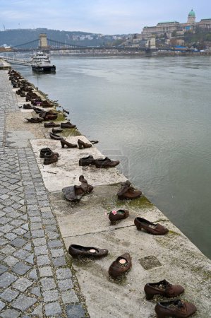 Foto de Budapest Hungría, 24 de noviembre de 2022 Zapatos en el memorial del Banco del Danubio en honor a los judíos que fueron masacrados en la Segunda Guerra Mundial - Imagen libre de derechos