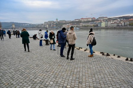 Téléchargez les photos : Budapest Hongrie, 24 novembre 2022 Chaussures sur le Mémorial de la rive du Danube en l'honneur des Juifs massacrés pendant la Seconde Guerre mondiale - en image libre de droit