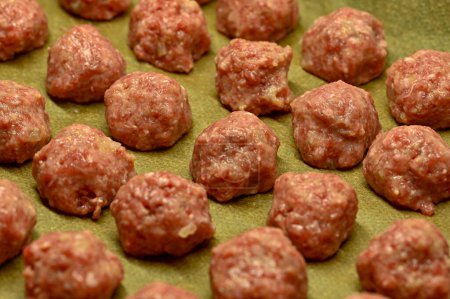 Foto de Raw meat balls ready to bee cooked in owen Sweden december 22 2022 - Imagen libre de derechos