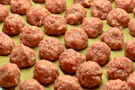 Foto de Raw meat balls ready to bee cooked in owen Sweden december 22 2022 - Imagen libre de derechos