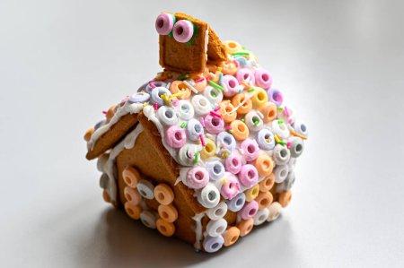 Foto de Gingerbread house decorated with frosting and candy Kumla Sweden december 24 2022 - Imagen libre de derechos