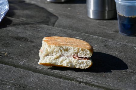 Foto de Desayuno al aire libre con café y sándwich en mesa de madera Motala Suecia mayo 18 2023 - Imagen libre de derechos