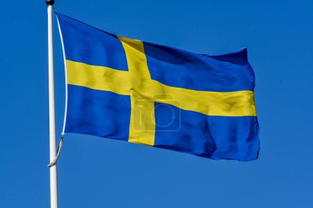 Bandera sueca en asta de bandera y cielo azul claro el día nacional junio 6 2023 Kumla Suecia
