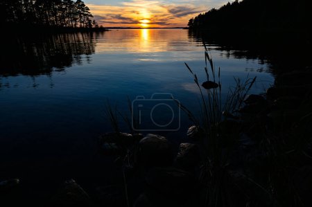 Foto de Puesta de sol sobre el lago Vattern Motala Suecia junio 4 2023 - Imagen libre de derechos