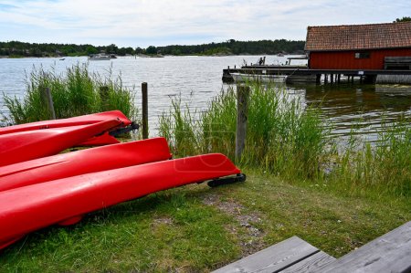 Foto de Mirando sobre los kayaks rojos en Nykoping archepelago Suecia julio 15 2023 - Imagen libre de derechos
