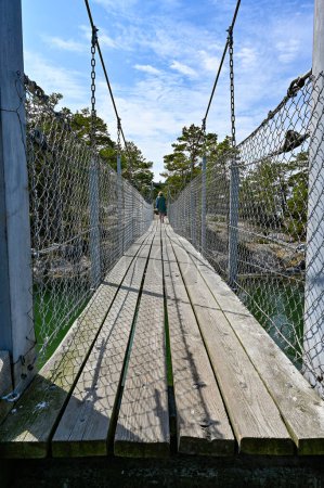 Foto de Puente colgante a la isla en la reserva natural de Stendorren Nykoping Suecia 15 julio 2023 - Imagen libre de derechos
