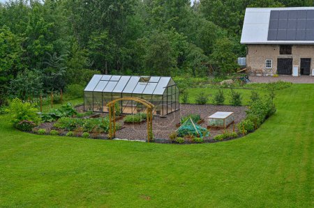 Téléchargez les photos : Maison verte et panneaux solaires dans le jardin 2 août 2023 - en image libre de droit