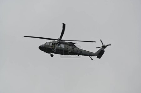 Foto de Sikorsky UH 60 Black Hawk en el cielo gris Orebro Suecia agosto 9 2023 - Imagen libre de derechos