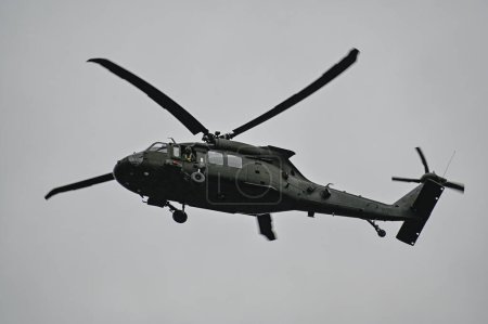 Téléchargez les photos : Sikorsky UH 60 Black Hawk dans un ciel gris Orebro Suède 9 août 2023 - en image libre de droit