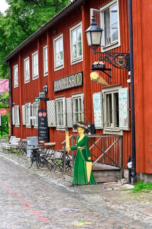 Téléchargez les photos : Vieille ville d'Orebro appelée Wadkoping avec restaurant dans un vieux bâtiment en bois rouge Orebro Suède 9 août 2023 - en image libre de droit