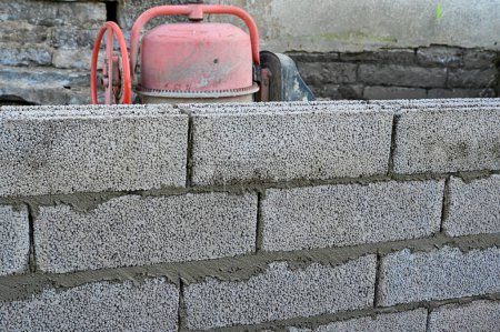 Kleine Baustelle macht neue Mauer am Privathaus Kumla Schweden 22. August 2023