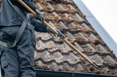 Foto de Trabajadores limpiando tejas cubiertas de musgo Kumla Suecia 29 septiembre 2023 - Imagen libre de derechos