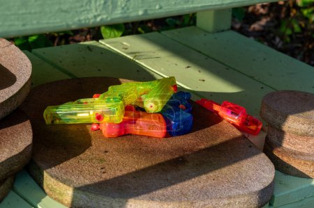 Foto de Primer plano de las pistolas de agua en diferentes colores Kumla Suecia 27 de septiembre 2023 - Imagen libre de derechos