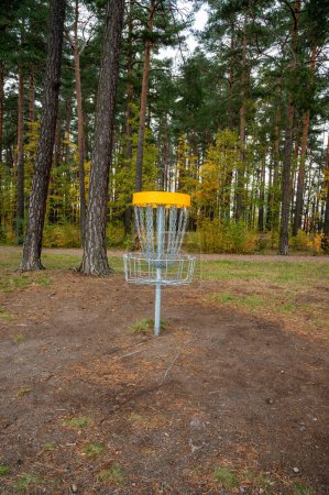 Téléchargez les photos : Cible de golf de disque debout dans un grand parc à Kumla en Suède 19 octobre 2023 - en image libre de droit