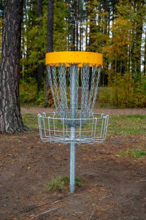 Téléchargez les photos : Cible de golf de disque debout dans un grand parc à Kumla en Suède 19 octobre 2023 - en image libre de droit