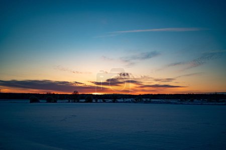 Foto de Salida del sol sobre los campos nevados en Hallsberg Suecia 4 de diciembre 2023 - Imagen libre de derechos