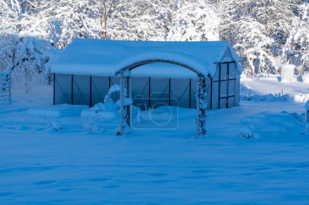 Téléchargez les photos : Serre couverte de neige une journée froide d'hiver Kumla Suède Décembre 27 2023 - en image libre de droit