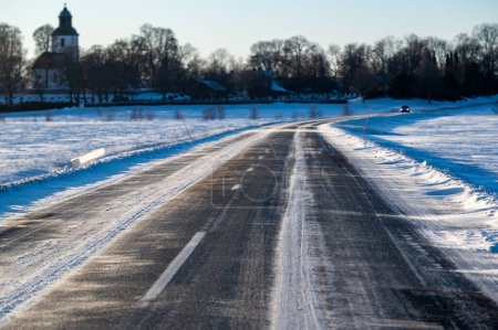 Foto de Camino de asfalto resbaladizo en un hermoso día de inviernos Hallsberg Suecia Enero 15 2024 - Imagen libre de derechos