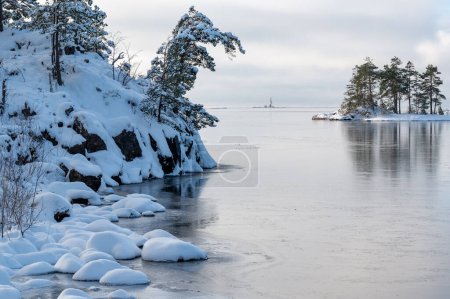 Foto de Hermosa vista sobre el hielo y el agua en el lago Vattern Suecia desde Vastanvik Motala Febrero 9 2024 - Imagen libre de derechos