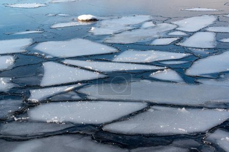 Foto de Hielo en el lago roto en pedazos Vastanvik Motala Suecia 9 de febrero 2024 - Imagen libre de derechos