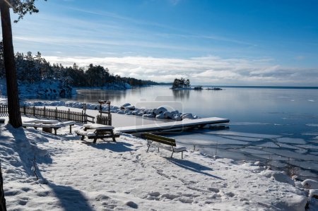 Foto de Jetty cubierto de nieve un frío día de invierno Motala Suecia Febrero 9 2024 - Imagen libre de derechos