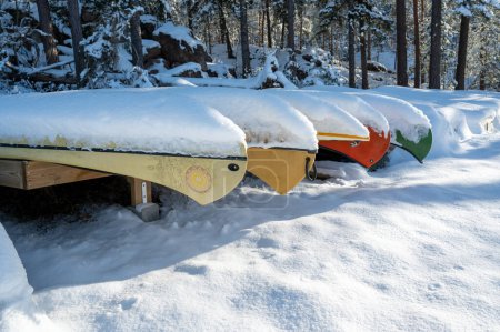 Foto de Canoas coloridas cubiertas de nieve en invierno Motala Suecia 9 de febrero 2024 - Imagen libre de derechos