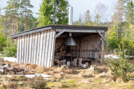 Téléchargez les photos : Abri contre le vent et la pluie avec cheminée Suède 23 février 2024 - en image libre de droit