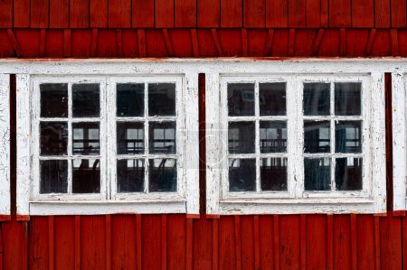 Alte kleine Fenster an Scheune dicht beieinander Motala Schweden 6. April 2024