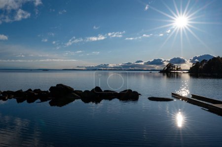 Sonnenlicht über dem ruhigen See Vattern in Schweden 26. April 2024