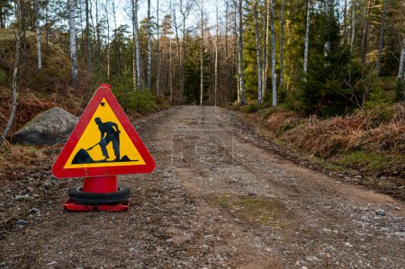 Straßenbauarbeiten vor Schild auf Feldweg im Wald Motala Schweden 26. April 2024
