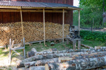 Beaucoup de bois empilé dans le jardin suédois Mai 2024
