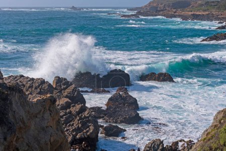 Wellen krachen auf Meeresfelsen im Point Lobos State Naturreservat in Kalifornien