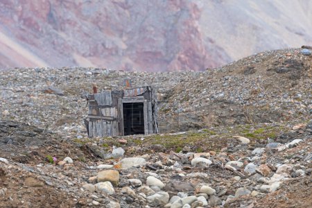 Téléchargez les photos : Abandoned Trapper Hut in the Arctic in the Svalbard Islands in Norway - en image libre de droit