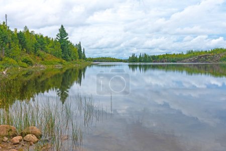 Téléchargez les photos : Eaux calmes sur un lac sauvage sur le lac Seagull dans les eaux limitrophes du Minnesota - en image libre de droit