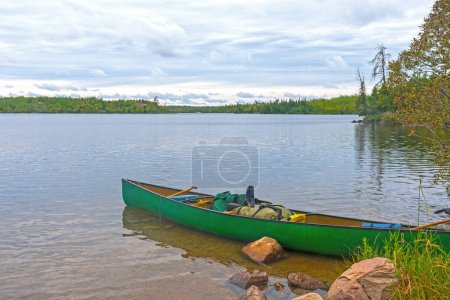 Téléchargez les photos : Canot prêt sur un lac calme sur le lac Alpine dans les eaux limitrophes du Minnesota - en image libre de droit