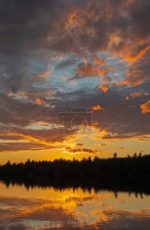 Téléchargez les photos : Coucher de soleil dramatique sur un lac isolé de North Woods sur le lac Jenny dans les eaux limitrophes dans le Minnesota - en image libre de droit