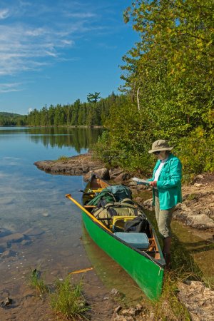 Téléchargez les photos : Vérification de la route sur un beau lac sauvage sur les étangs Kekekabic dans la zone de canot des eaux limitrophes dans le Minnesota - en image libre de droit
