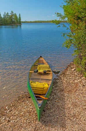 Téléchargez les photos : Canot prêt sur un lac calme sur le lac Kekekabic dans la région des eaux limitrophes Canot dans le Minnesota - en image libre de droit
