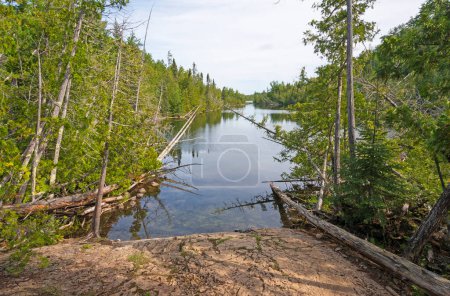 Téléchargez les photos : Passage étroit dans le pays du canot sur les étangs Kekekabic dans la région des eaux limitrophes du canot dans le Minnesota - en image libre de droit