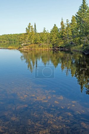 Téléchargez les photos : Eaux calmes et claires sur un lac North Woods sur le lac PIckle dans la région des eaux limitrophes Canot dans le Minnesota - en image libre de droit
