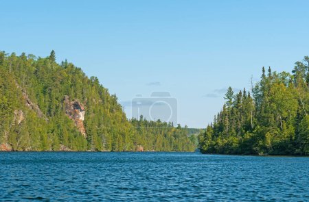 Téléchargez les photos : Falaises imposantes le long de la frontière entre les États-Unis et le Canada sur le lac Ottertrack dans la région du canot des eaux limitrophes au Minnesota et en Ontario - en image libre de droit