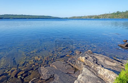 Téléchargez les photos : Lumière du matin sur un lac clair North Woods sur le lac Knife dans les eaux limitrophes dans le Minnesota - en image libre de droit