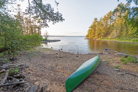 Téléchargez les photos : Canot sur la rive dans une crique calme sur le lac Saganaga dans la région des eaux limitrophes Canot dans le Minnesota - en image libre de droit