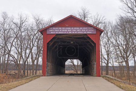 Foto de Puente cubierto preservado con mensaje en la zona rural de Illinois - Imagen libre de derechos